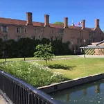 Bright & Spacious First Floor Apartment Cambridge